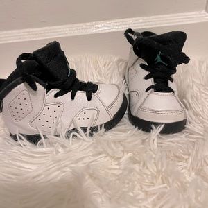 Pre-owned toddler unisex Jordan sneakers size 5C in good conditions!